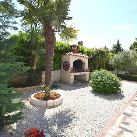 Dom wakacyjny Charming With Pool In Zbandaj