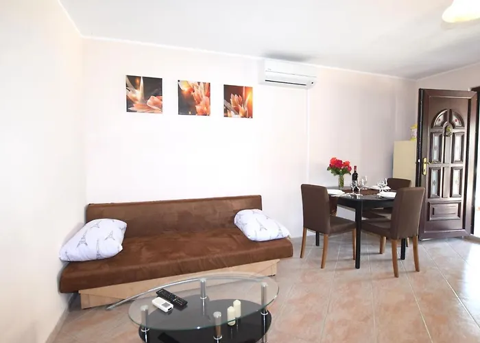 Charming With Pool In Zbandaj