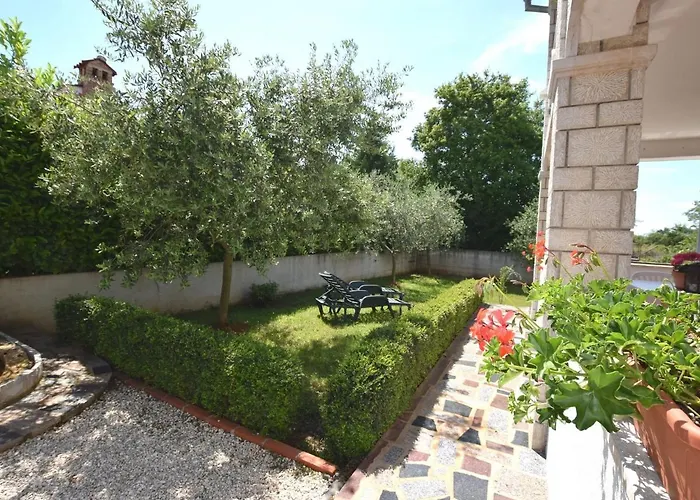 Tatil Evi Charming With Pool In Zbandaj