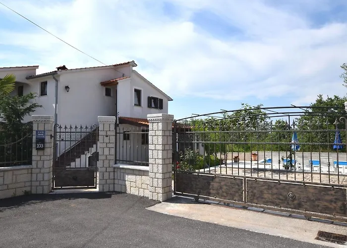 Tatil Evi Charming With Pool In Zbandaj