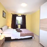 Charming With Pool In Zbandaj Пореч