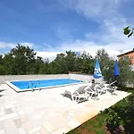 Charming With Pool In Zbandaj Будинок відпочинку Пореч