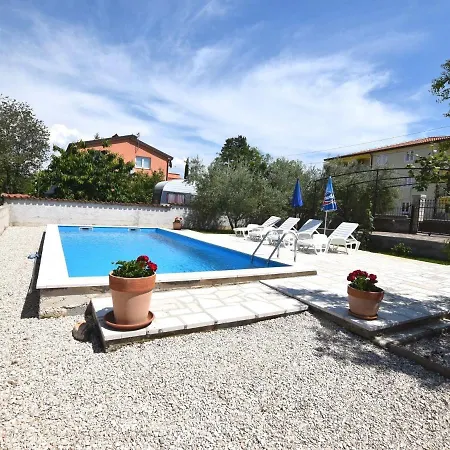 Charming With Pool In Zbandaj 펜션 포레치