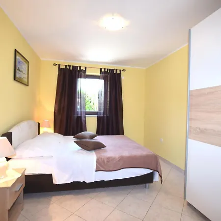 Charming With Pool In Zbandaj Пореч