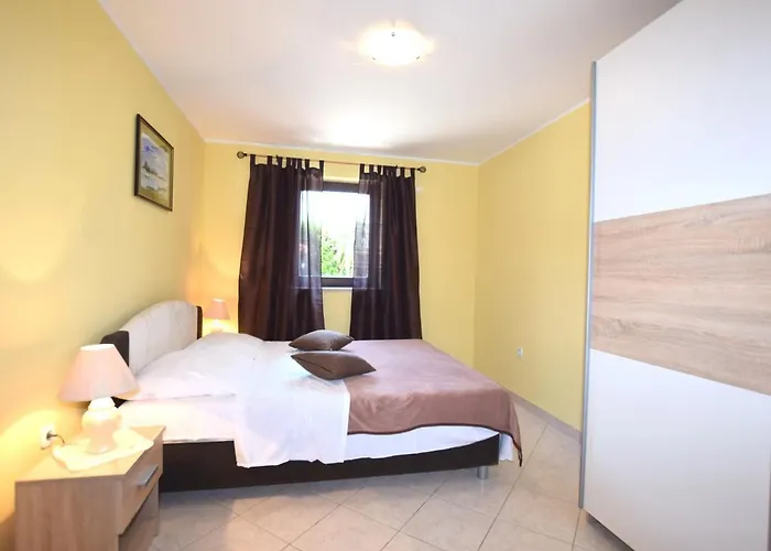 Charming With Pool In Zbandaj Porec