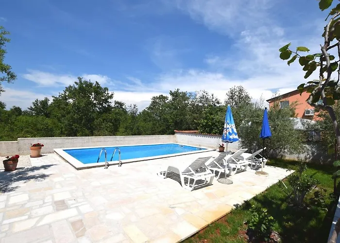 Charming With Pool In Zbandaj Feriehus Poreč
