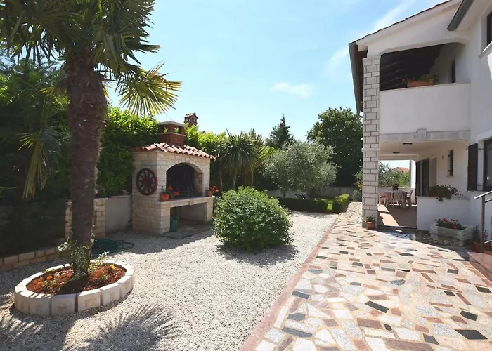 Charming With Pool In Zbandaj Feriehus