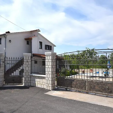 בית נופש Charming With Pool In Zbandaj