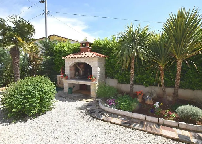 Charming With Pool In Zbandaj